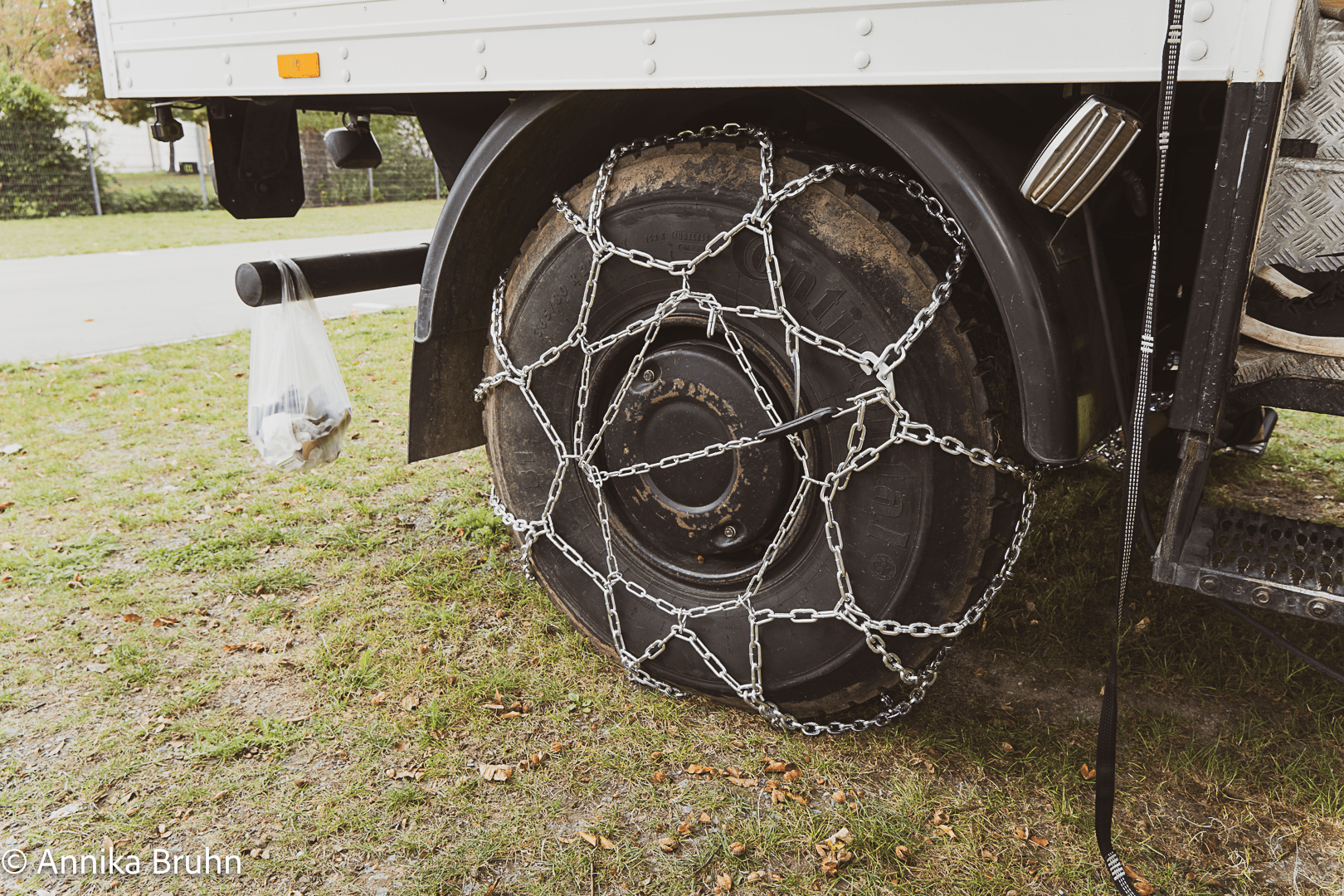 Schneeketten auf dem Reifen